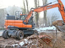 Łódź. Nowe mieszkania miejskie na Bałutach w Łodzi Młynarska 20 koparki i budowa