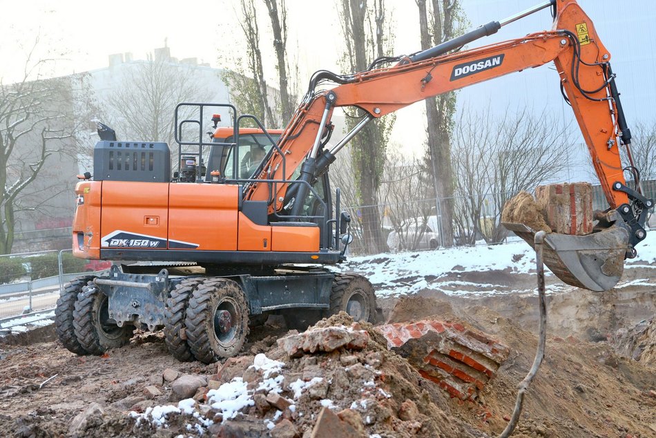 Łódź. Nowe mieszkania miejskie na Bałutach w Łodzi Młynarska 20 koparki i budowa