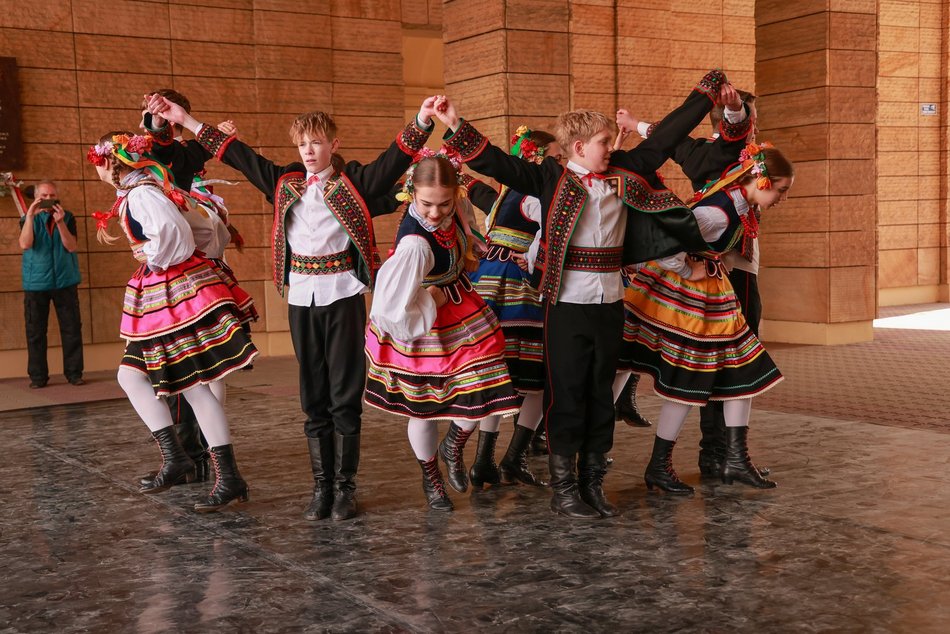 Łódź. Łodzianie uczcili je tańcem przy pomniku pisarza