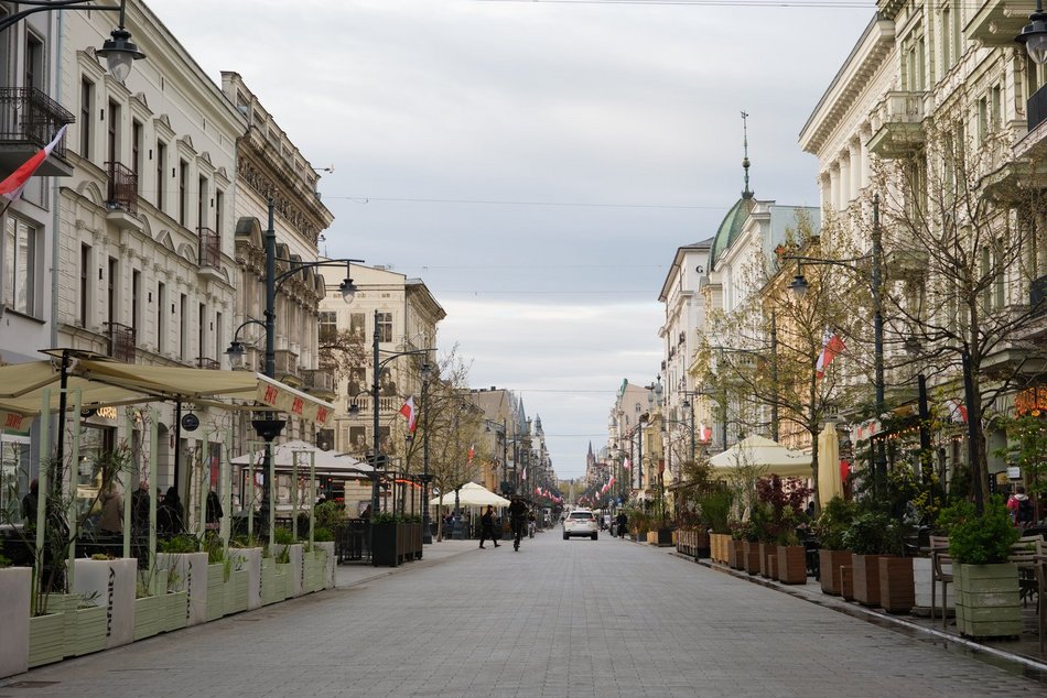 Łódź. Piotrkowska w biało-czerwonych barwach. Łódź gotowa na majówkę!