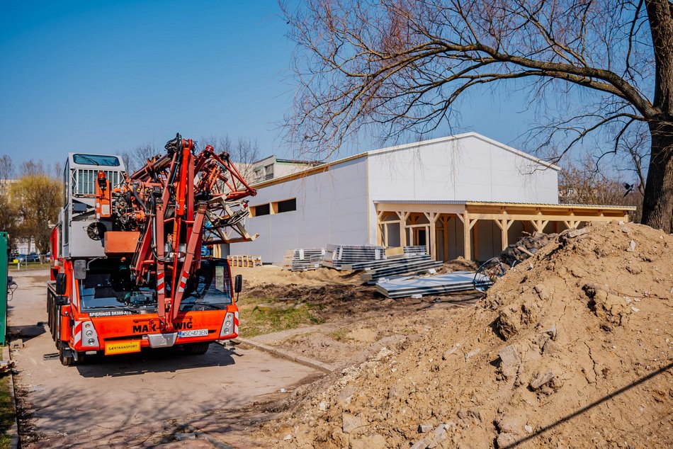 Łódź. Nowa hala sportowa przy Szkole Podstawowej nr 67 w Łodzi pnie się w górę. Kiedy otwarcie?