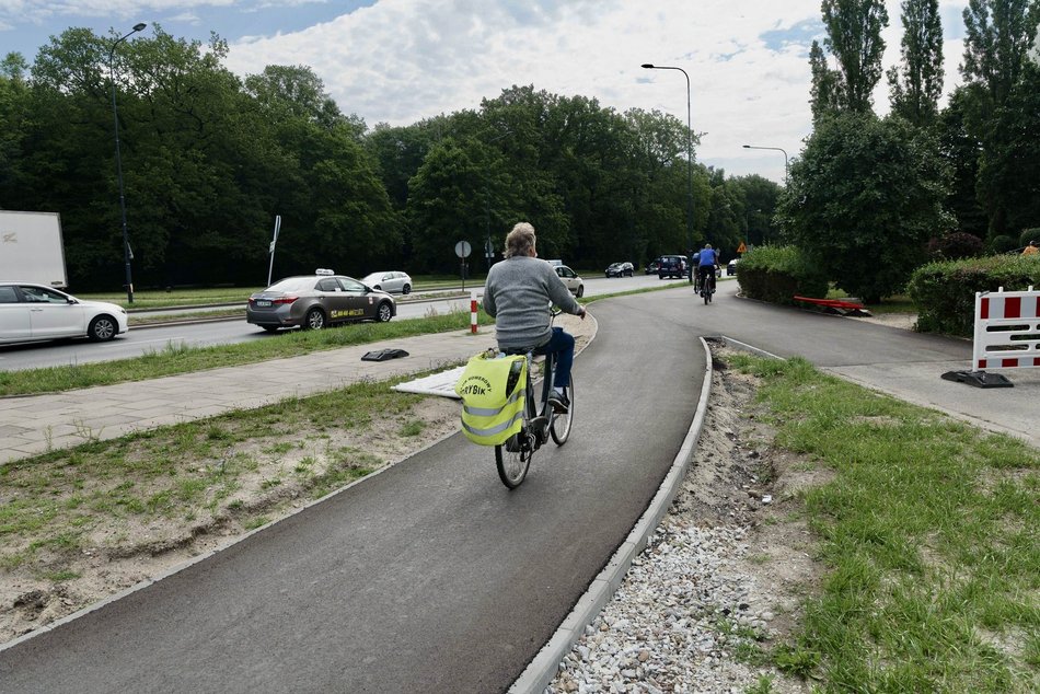 Łodź. Droga rowerowa na ul. Krzemienieckiej w Łodzi