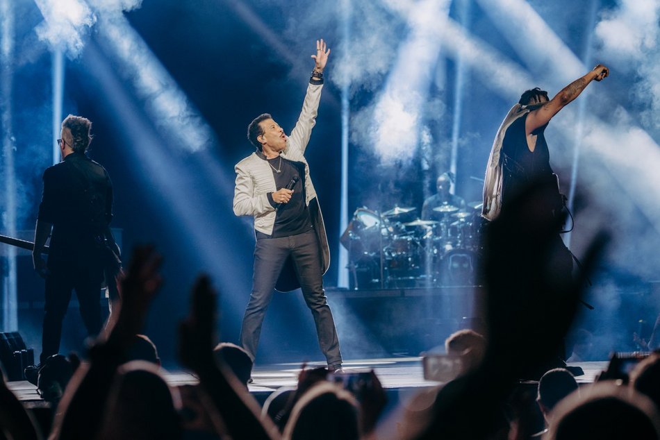Łódź. Lionel Richie w Łodzi. Ponadczasowe hity porwały publiczność w Atlas Arenie