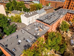 Montują fotowoltaikę na famułach przy Ogrodowej w Łodzi