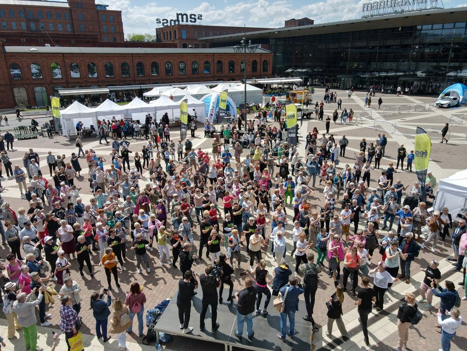 seniorzy tańczą zumbę