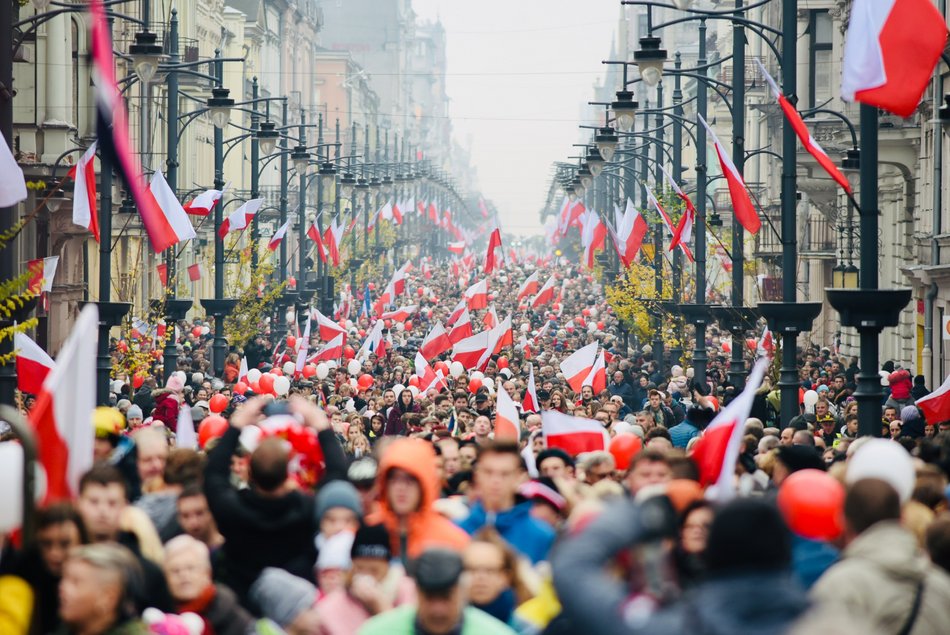 parada ludzi na ulicy Piotrkowskiej w Łodzi