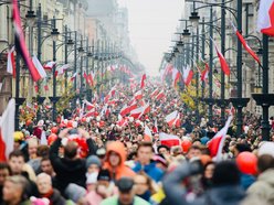 parada ludzi na ulicy Piotrkowskiej w Łodzi