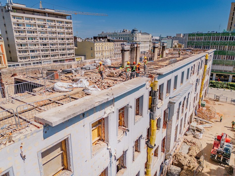Łódź. „Dziura” przy Piotrkowskiej 58 w Łodzi znika na naszych oczach! Prace wystartowały!