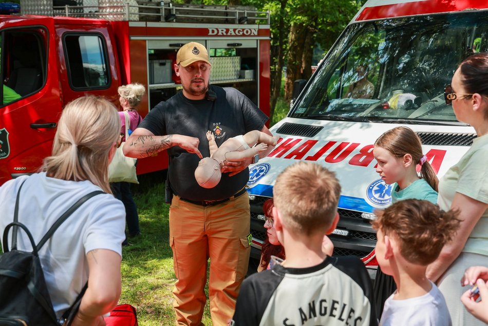 Łódź. Dzień Dziecka w parku na Młynku w Łodzi. Dmuchańce, alpaki i skutery wodne