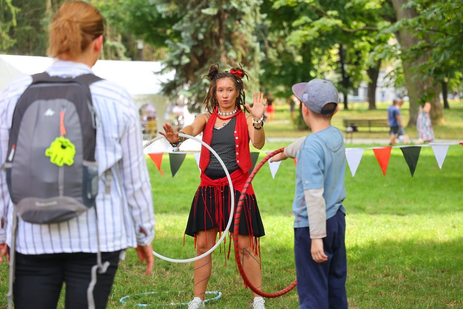 Cyrkowe warsztaty w parku Staromiejskim na 602. Urodzin Łodzi. Szczudła, sztuczki i hula hop!