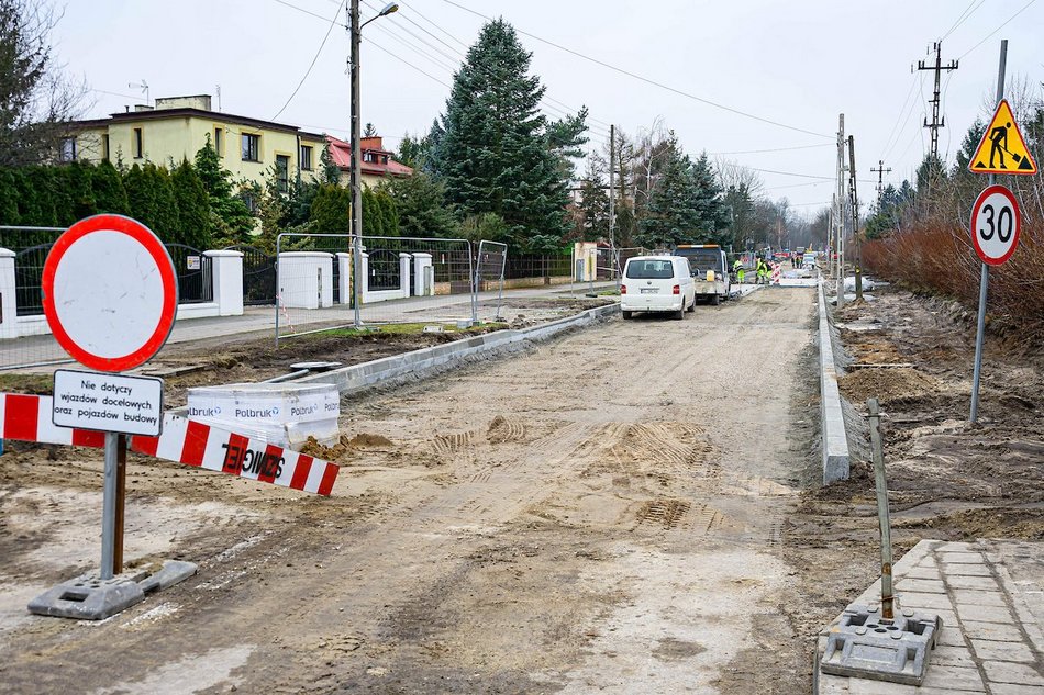 Łódź. Nowa podbudowa drogi, krawężniki i płyty postojowe dla MPK Łódź na Biegunowej