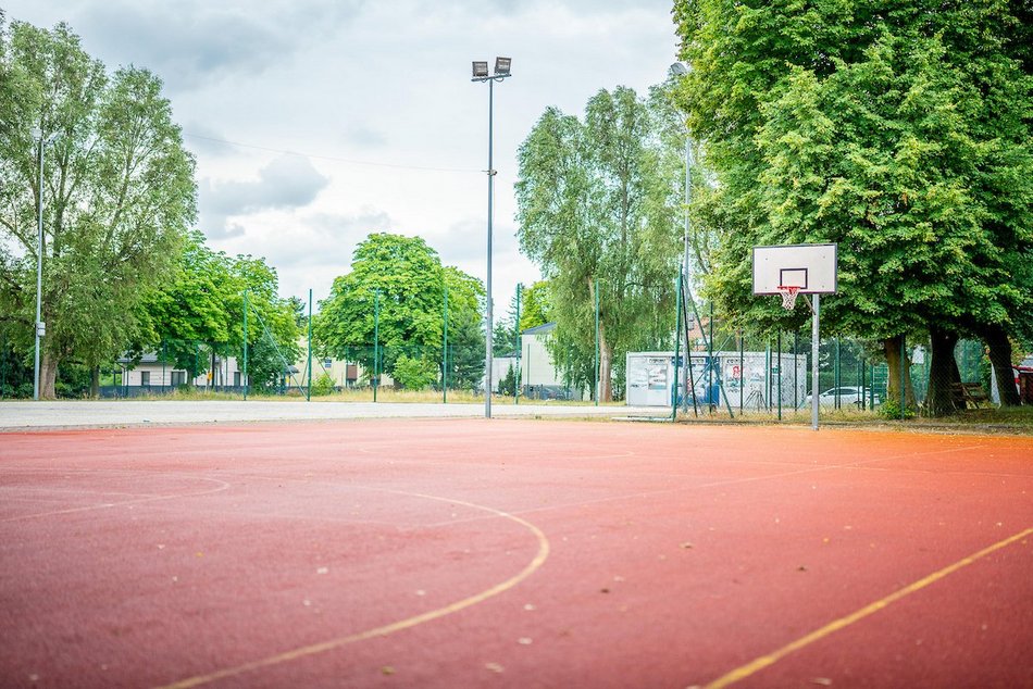 Łódź. Trwa remont orlika przy Kuźnickiej w Łodzi. Będzie nowa nawierzchnia, siatki i plac zabaw