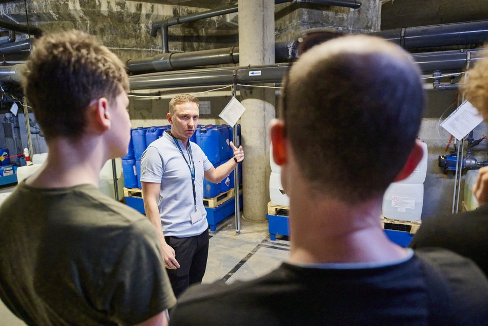 Łodzianie podczas Nocy Muzeów Łódź 2024 zobaczyli podbasenie i strefę filtracji Aquaparku Fala