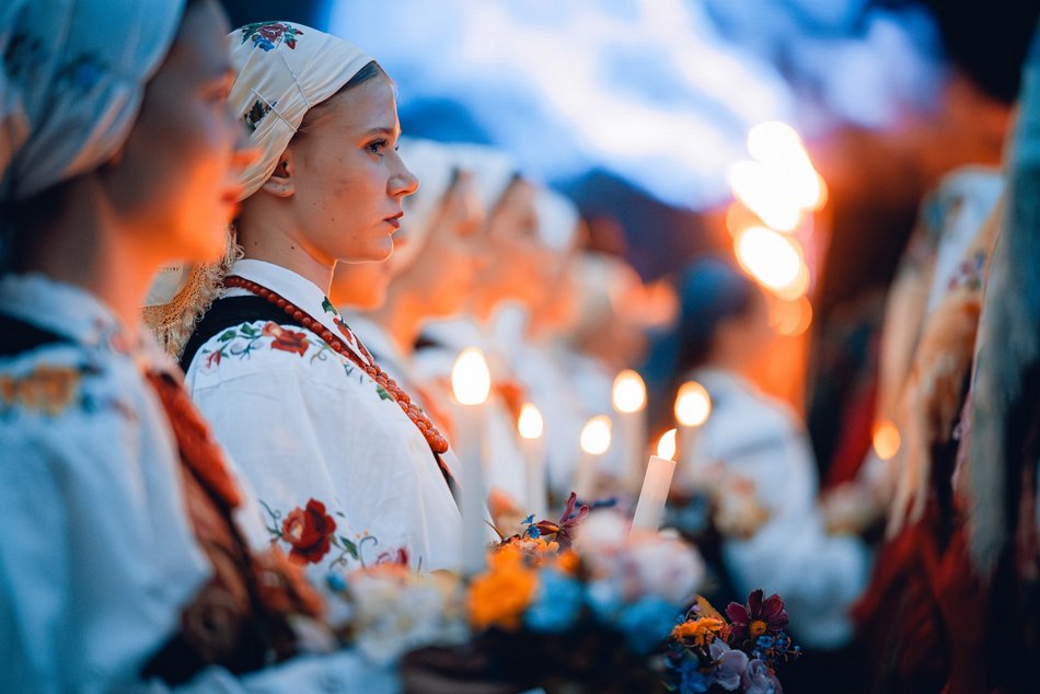 Łódź. Noc Świętojańska w Ogrodzie Botanicznym w Łodzi. Magia światła, natury i folkloru