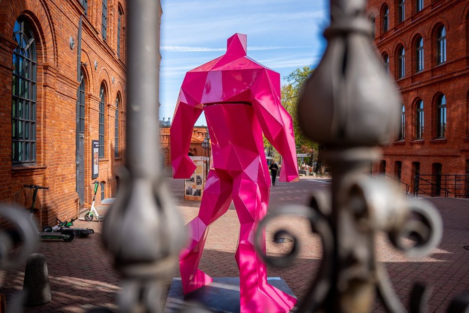 Różowe figury umiejscowione przy bramie prowadzającej do Manufaktury