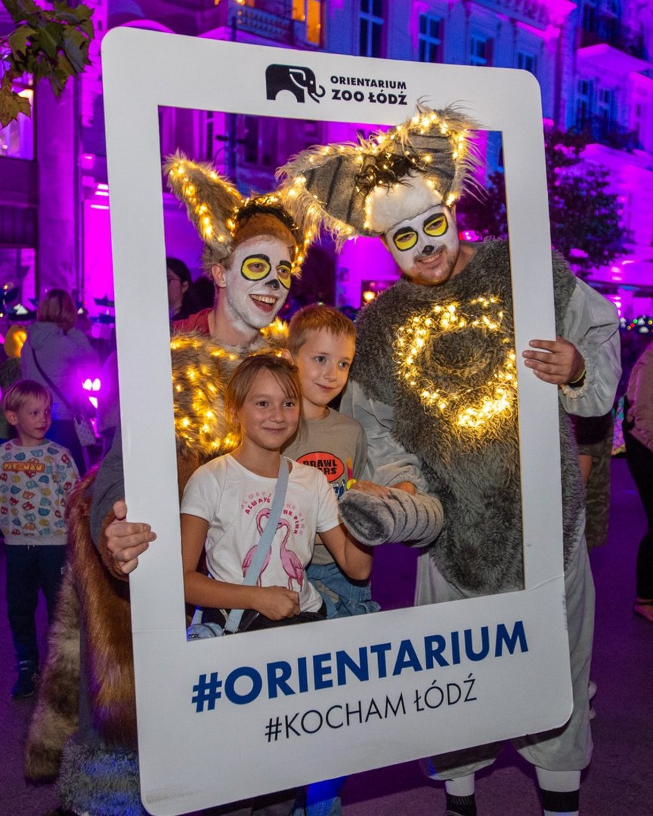 ludzie na festiwalu światła w Łodzi