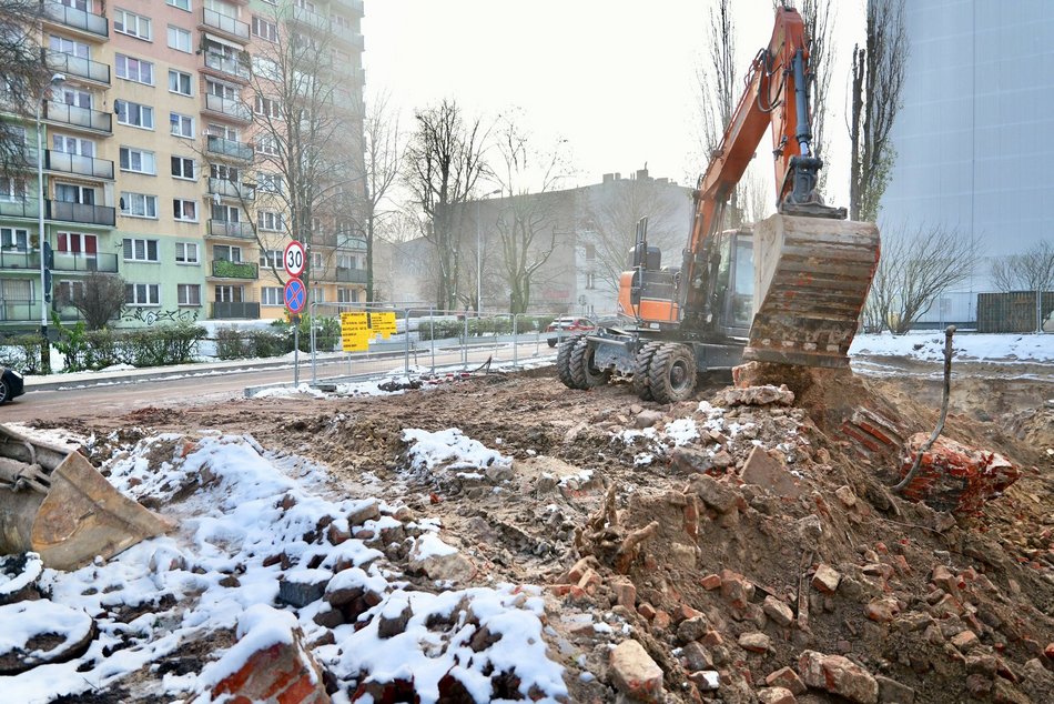 Łódź. Nowe mieszkania miejskie na Bałutach w Łodzi Młynarska 20 koparki i budowa