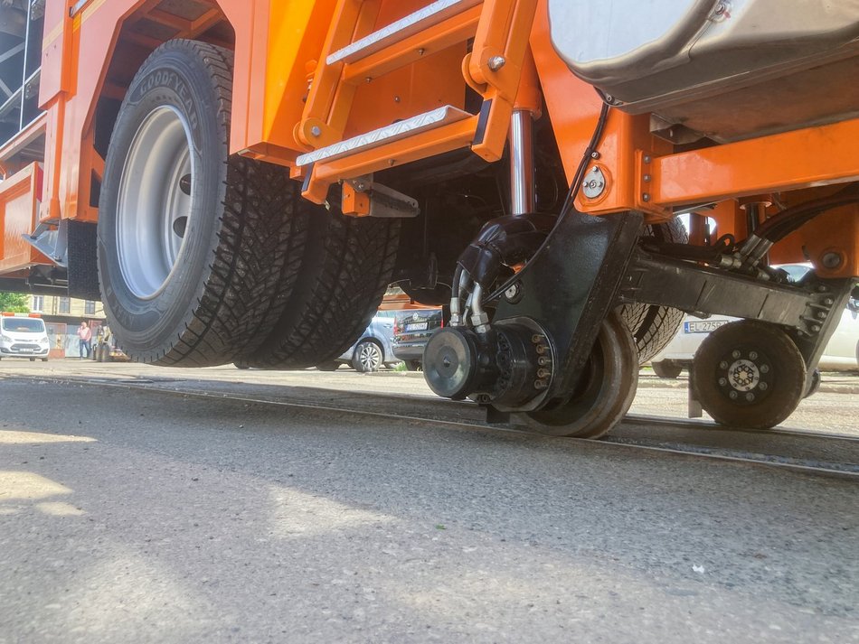 Łódź. MPK Łódź ma nowy wóz wieżowy. Usprawni naprawy sieci trakcyjnych