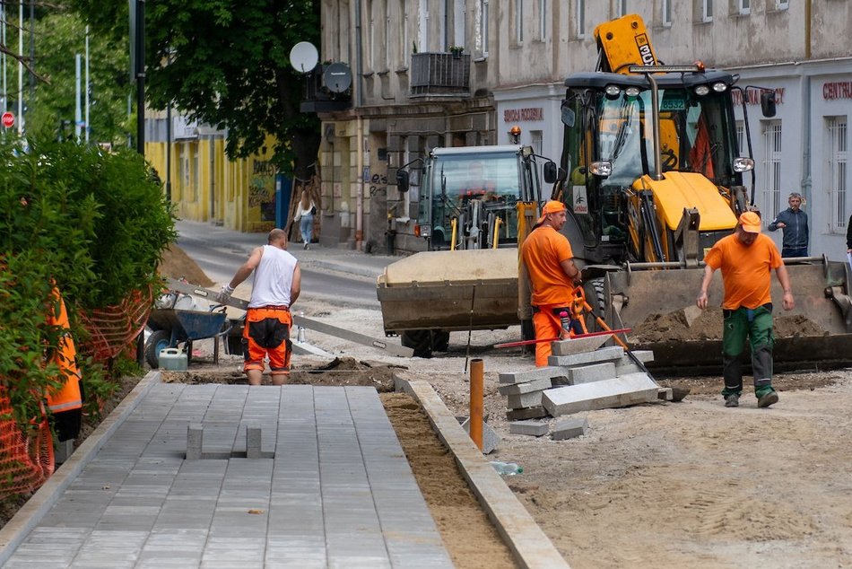 Remont Sterlinga w Łodzi coraz bliżej finału. Połowa jezdni gotowa, nowa zieleń zasadzona