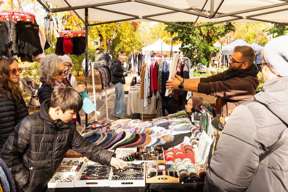 Łódź. Targ Staroci na Księżym Młynie w Łodzi. Rękodzieła, biżuteria, winyle i wiele więcej