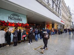 Łódź. Kolejka po pączki