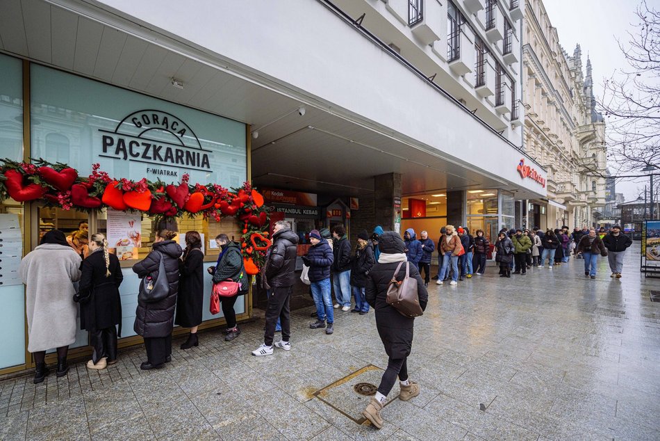 Łódź. Kolejka po pączki