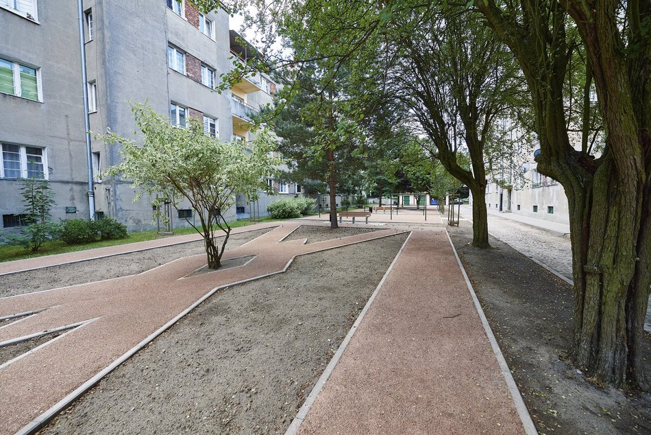 Osiedle Montwiłła-Mireckiego w Łodzi po rewitalizacji - na zdjęciu jedno z podwórek.