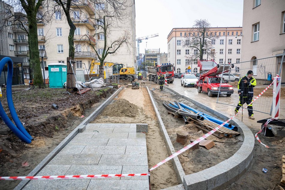 Plac Komuny w remoncie. Zakończyła się budowa chodnika od Sienkiewicza