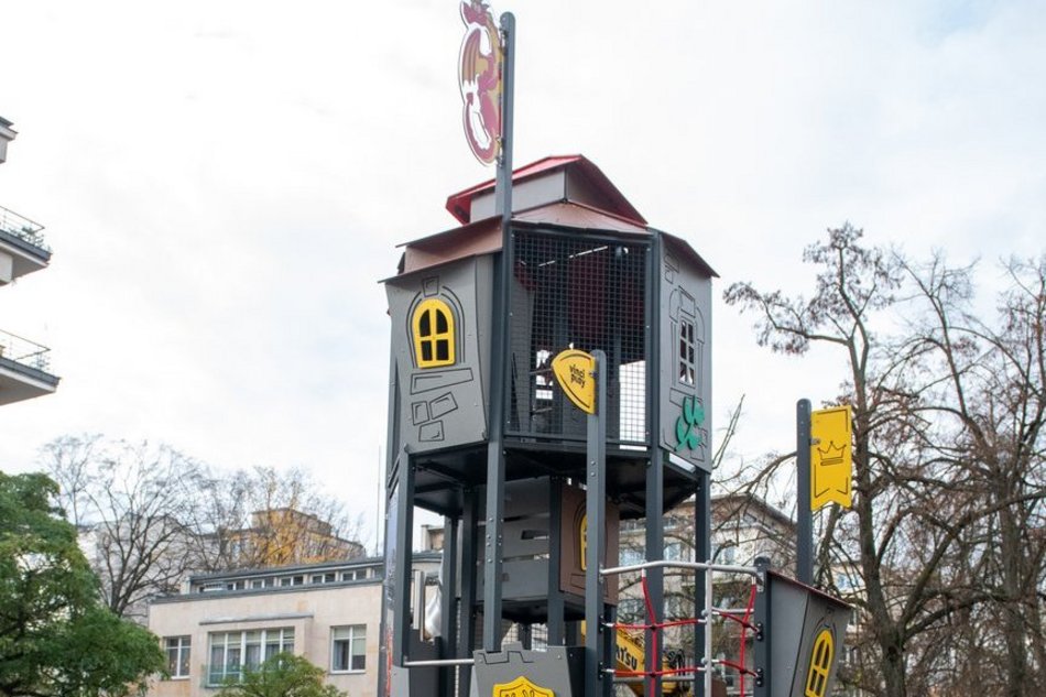 Nowy plac zabaw w centrum Łodzi przy Skwerze Wiedźmina