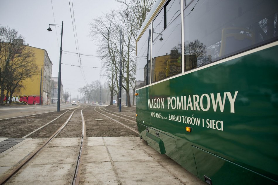 tramwaj na ulicy z lotu ptaka