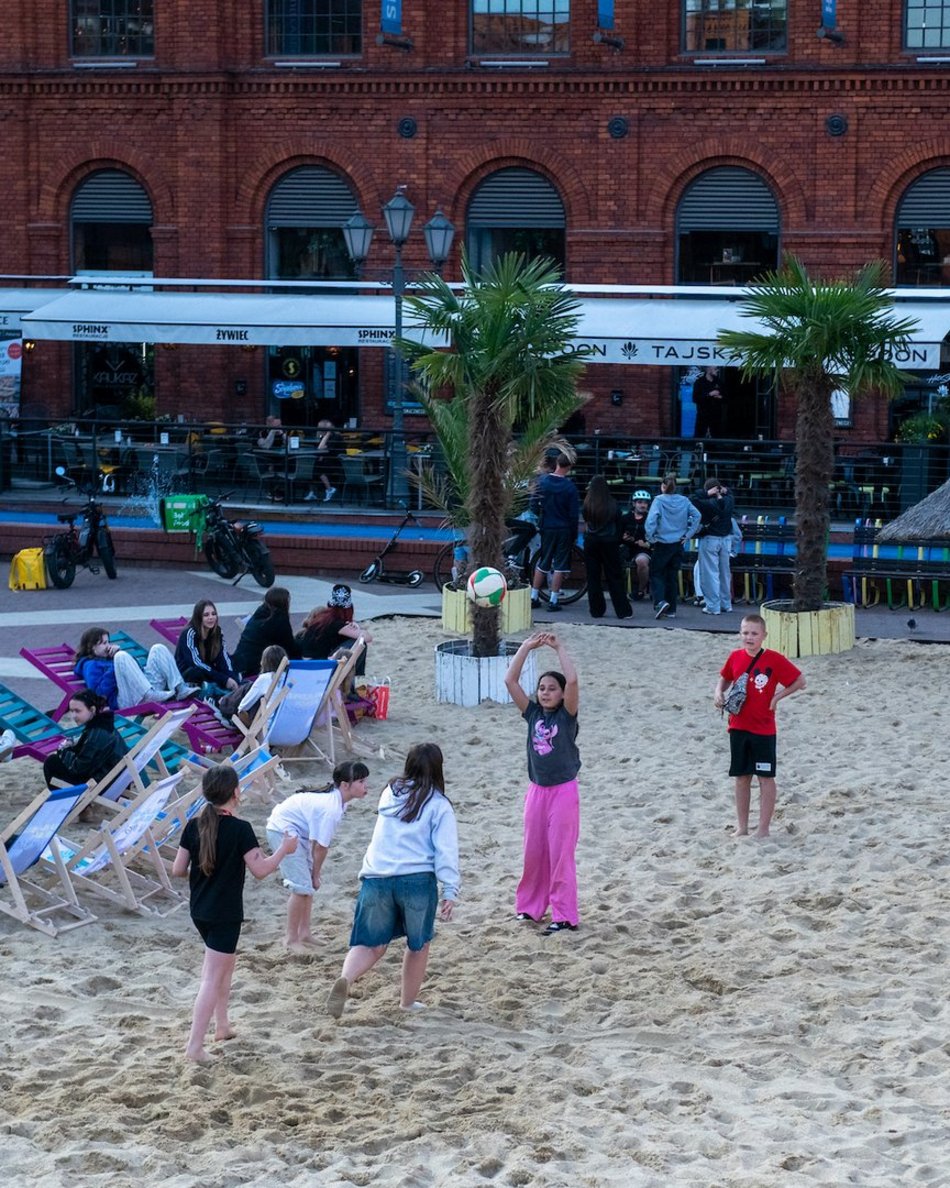 Łódź. Manufaktura otwiera sezon letni! Na rynku pojawiła się piaszczysta plaża
