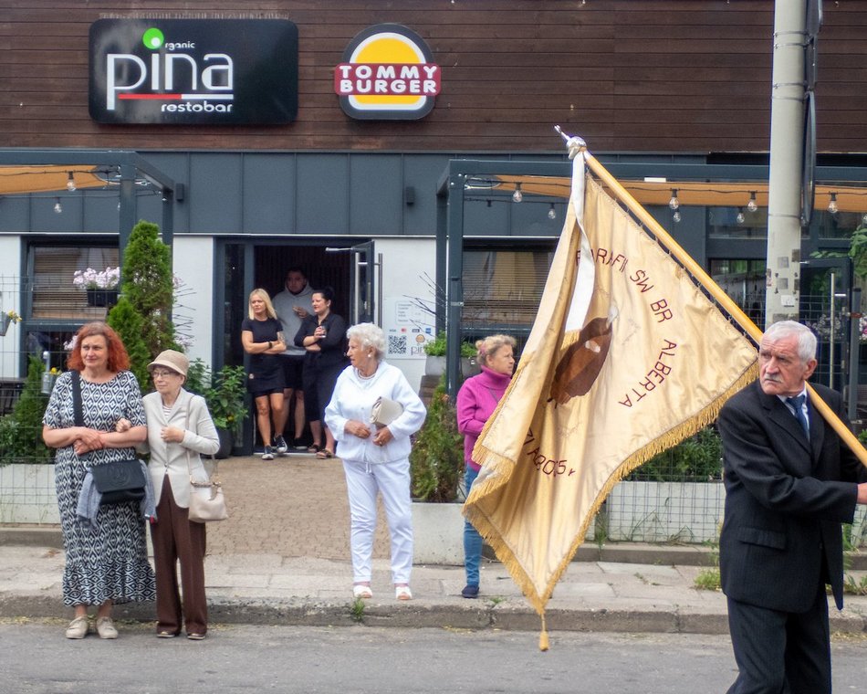 Łódź. Procesja Bożego Ciała na Widzewie w Łodzi. Wierni przeszli ulicami miasta