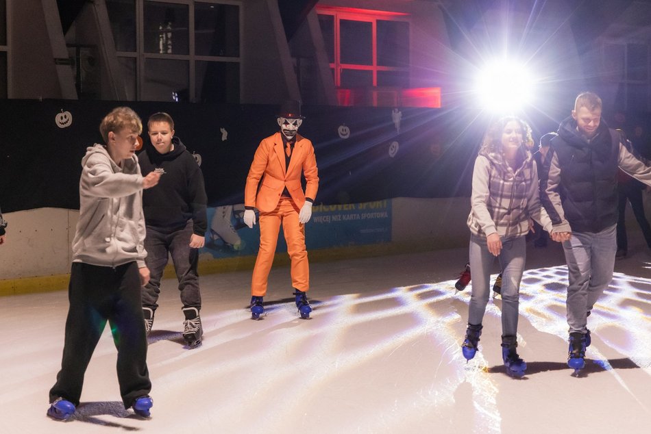 Łódź. Halloween na lodowisku Bombonierka w Łodzi. Królestwo duchów i zjaw na lodzie