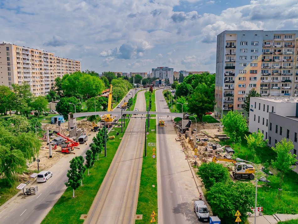 Łódź. Budowa kładek na Wyszyńskiego. Nad ulicą widać już całe konstrukcje