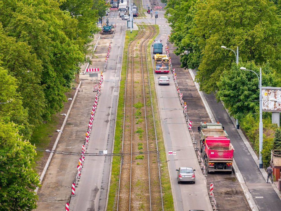 Łódź. Remont Pabianickiej nie zwalnia tempa. Nowe krawężniki, chodnik i nawierzchnia