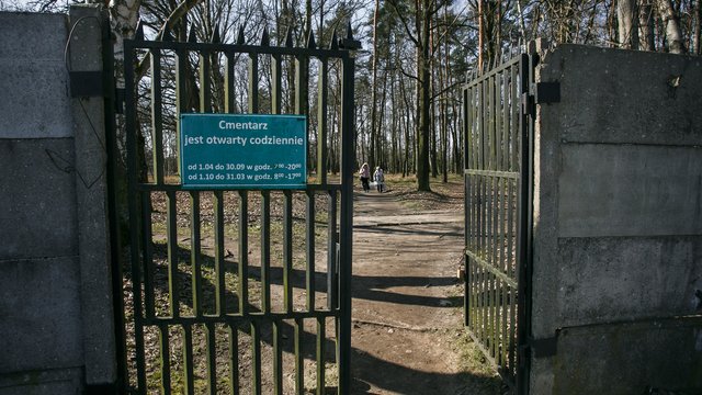 Wielkie zainteresowanie Lasem Pamięci w Łodzi. Pierwsze pochówki na cmentarzu przy Szczecińskiej