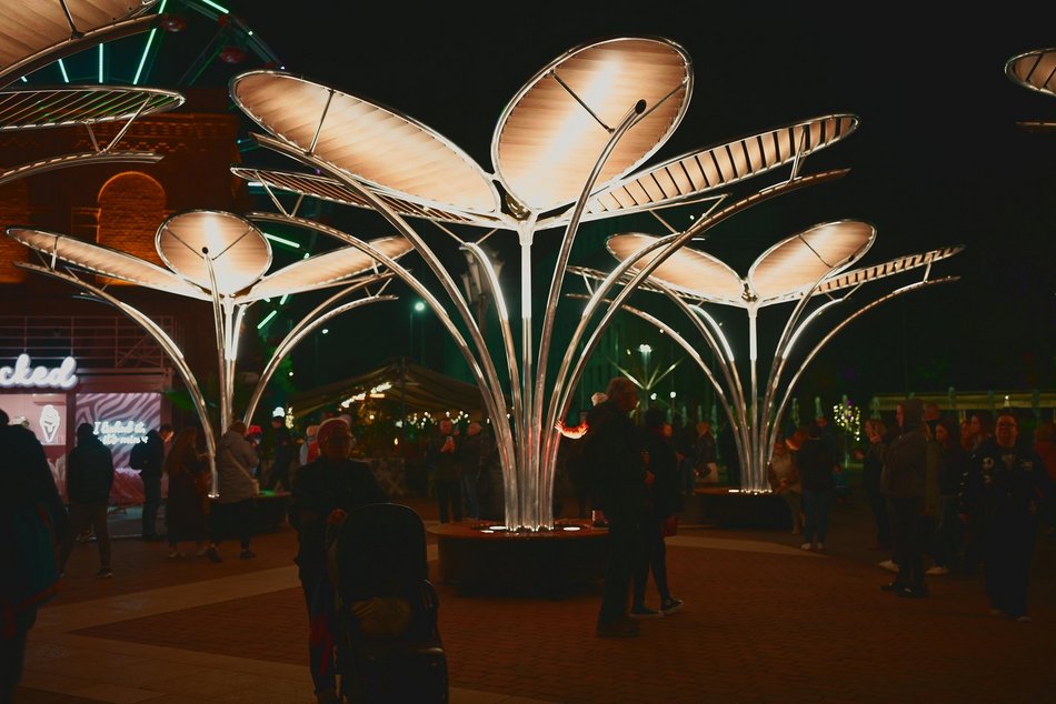 Light Move Festival 2025 Łódź rozpoczęty! Zobacz gigantyczne kwiaty w Manufakturze