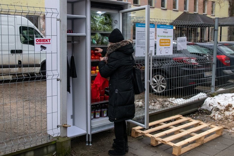 W Łodzi funkcjonują już trzy lodówki społeczne, fot. LODZ.PL