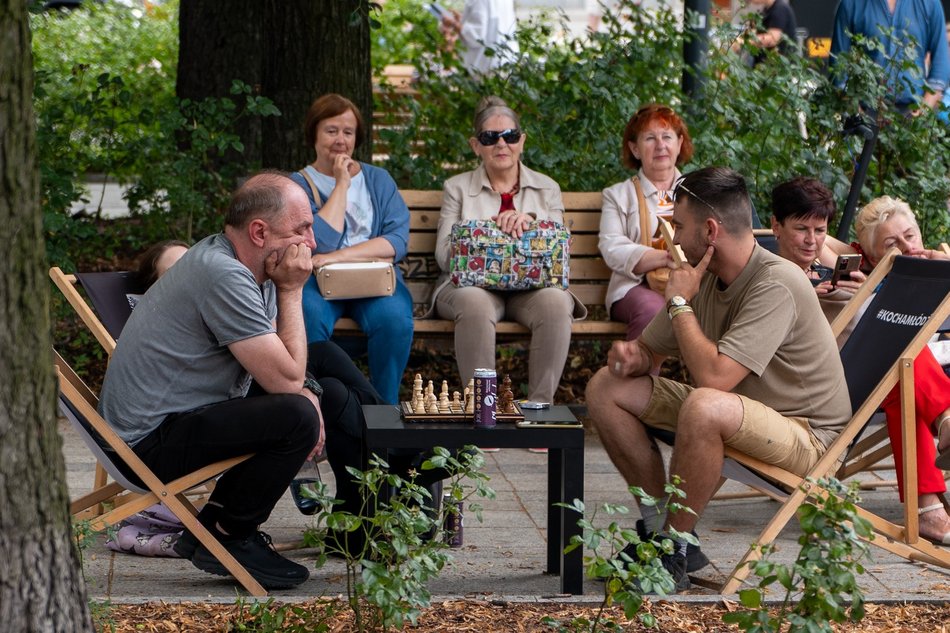 Granie w bramie w Łodzi. Kameralny koncert zespołu Superhive za nami!