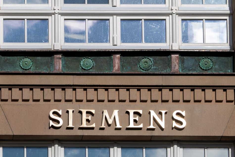 Łódź. Kamienica Siemensa w Łodzi odsłoniła elewację. Zegar, ażurowe balustrady, balkony i więcej