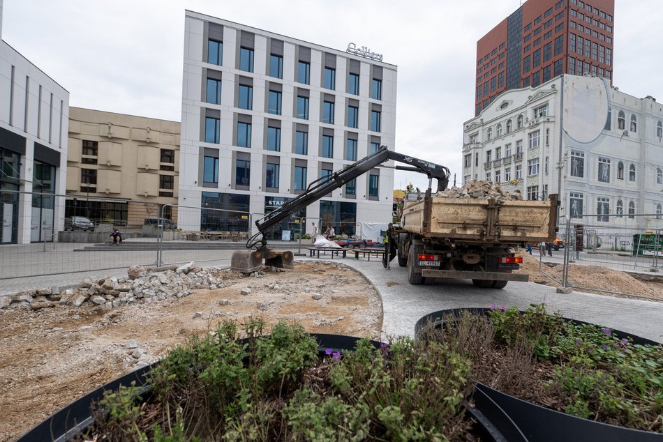 Łódź. Zielona oaza przy Stajni Jednorożców w Łodzi. Niemal 2 tysiące mkw. odbetonowanej powierzchni