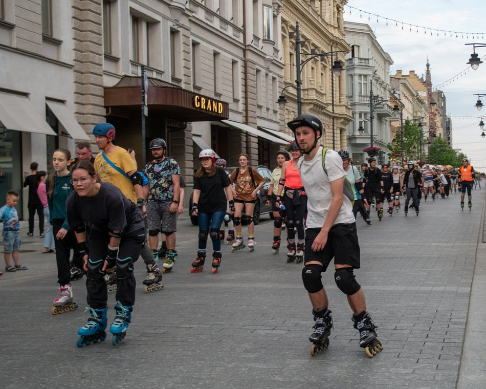 Łódź. Nightskating Łódź za nami. Rolkarze znów opanowali Piotrkowską