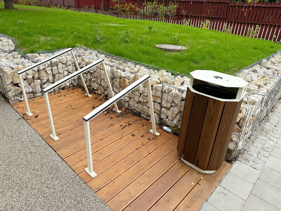 Łódź, skwer Kunki, stojaki rowerowe