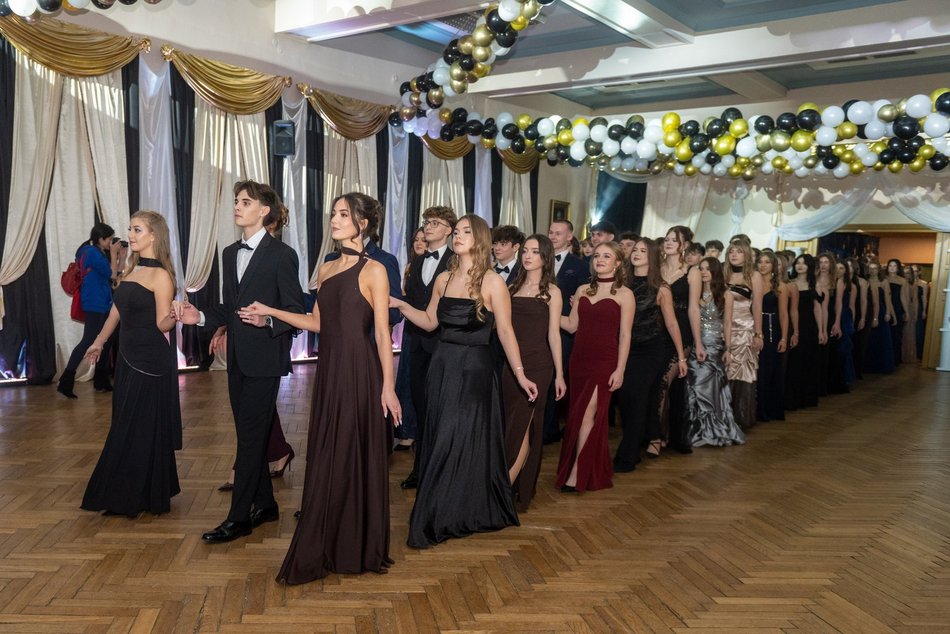 Łódź. Studniówka XXVI LO w Łodzi. Ależ oni zatańczyli... i jak pięknie wyglądali!