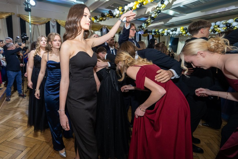 Łódź. Studniówka XXVI LO w Łodzi. Ależ oni zatańczyli... i jak pięknie wyglądali!