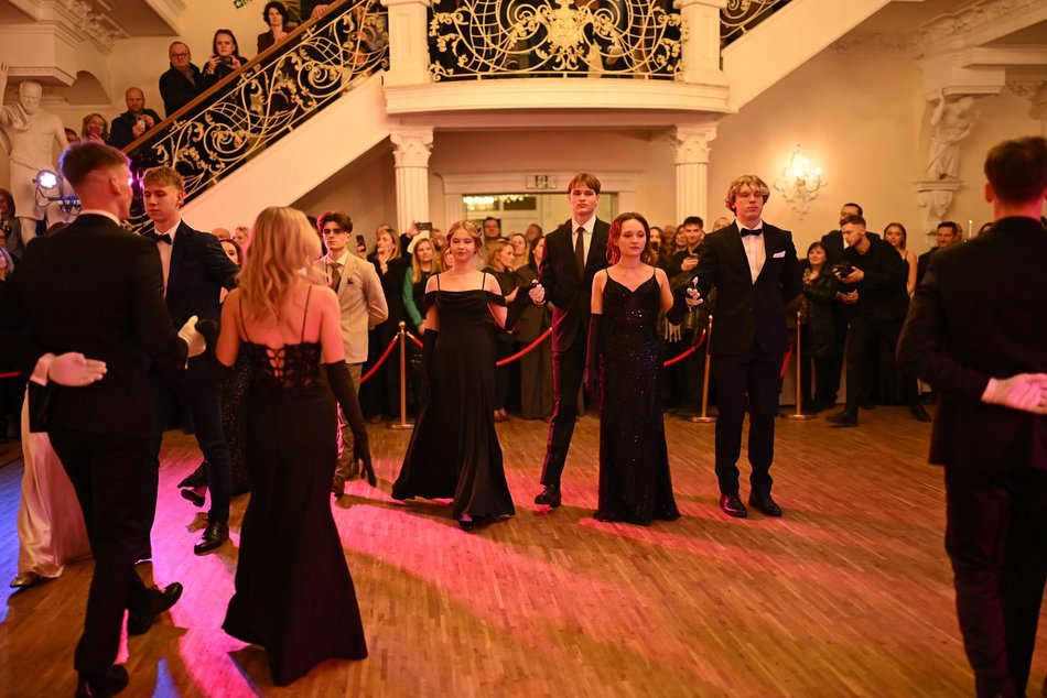 Studniówka III LO w Łodzi. Szyk i elegancja w Białym Pałacu