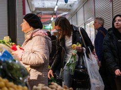 Łódź. Przedświąteczne zakupy na Rynku Bałuckim