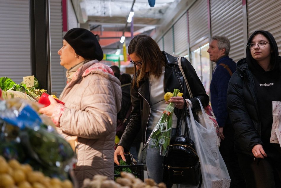 Łódź. Przedświąteczne zakupy na Rynku Bałuckim