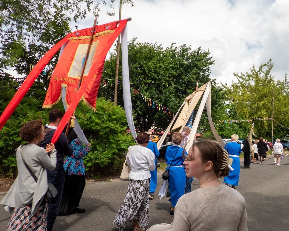 Łódź. Procesja Bożego Ciała na Widzewie w Łodzi. Wierni przeszli ulicami miasta