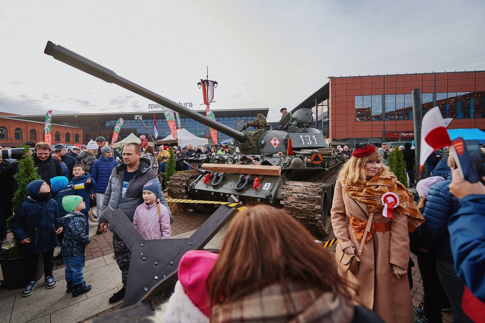 czołg i ludzie na pikniku